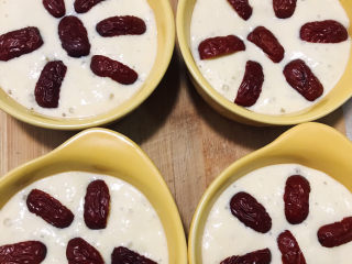 15、小米发糕,放入切好的红枣装饰好，放入蒸锅中大火蒸20分钟即可。