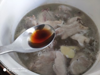 3、山药红枣老鸭汤,倒入黄酒。