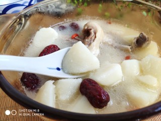 12、山药红枣老鸭汤,汤头浓白，味美不油腻，口感和滋补功效都是极好的。