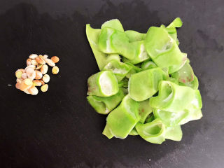 5、爆炒豆角,把豆角斜刀切成小片，豆角里面的豆子取出来丢掉