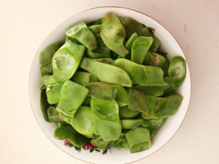 6、爆炒豆角,把所有的豆角都切好