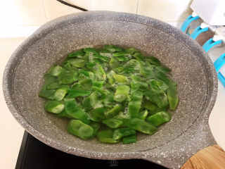 9、爆炒豆角,焯水5~8分钟（豆角熟透即可）