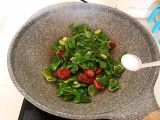 15、爆炒豆角,翻炒均匀，加入精盐