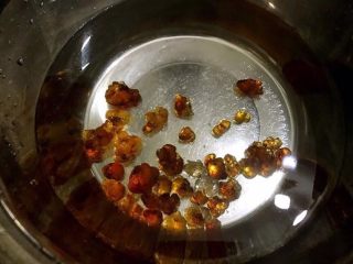 2、女人不可或缺的养颜羹,桃胶泡发