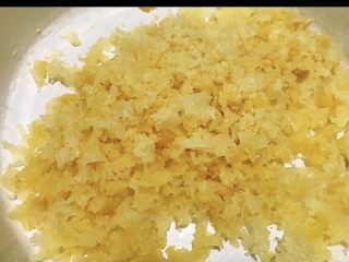 4、女人不可或缺的养颜羹,熬出胶质的秘诀来咯：泡发好的银耳用刀剁碎，剁的越碎越好出胶