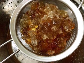 6、女人不可或缺的养颜羹,泡发好的桃胶清洗干净杂质