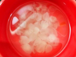 9、女人不可或缺的养颜羹,加入皂角米熬20分钟