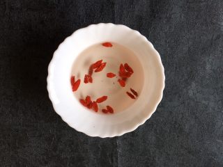 4、养生之姜汁红糖水,将苟记洗净用碗装起来泡会水