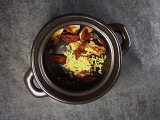 6、养生之姜汁红糖水,将切碎的生姜末放入煲中