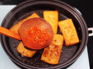9、香辣煎豆腐,这个时候豆腐上撒上辣椒粉。