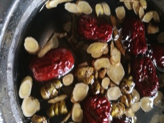 5、滋阴益气，黄芪石斛红枣粥,洗净，加水200克，浸泡二十分钟。