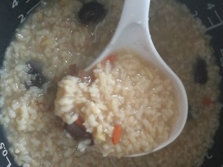 11、滋阴益气，黄芪石斛红枣粥,继续熬制半小时，加入枸杞