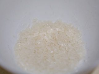 1、虾仁生姜粥,米饭小半碗准备好