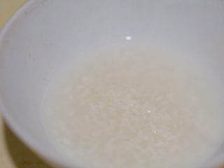2、虾仁生姜粥,可以提前泡上，让米饭充分吸水分