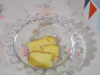 4、虾仁生姜粥,生姜切片
