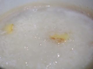 5、虾仁生姜粥,待米粥煮开，将生姜放进去