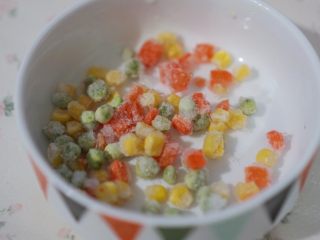 10、虾仁生姜粥,可以准备一些冷冻的玉米粒和豌豆粒