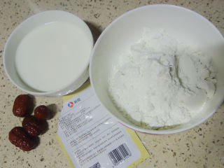 1、不用揉面懒人快手发糕 辅食10M+牛奶红枣发糕,准备好材料，如果加糖的话要使用耐高糖酵母，如果给孩子吃不加糖使用普通酵母