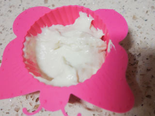 9、不用揉面懒人快手发糕 辅食10M+牛奶红枣发糕,将面糊用勺子勺进模具里，大概是模具一半的量