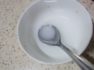 10、不用揉面懒人快手发糕 辅食10M+牛奶红枣发糕,准备一小碗水一个勺子备用