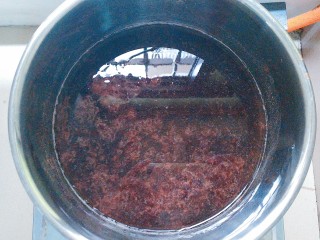 3、烧仙草红豆奶茶,把凉草粉50g全部倒下去搅拌均匀！放火上开大火烧开！