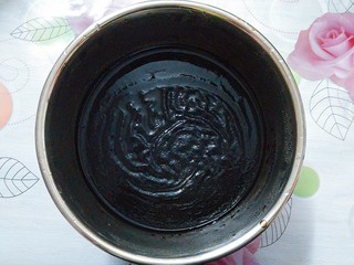 4、烧仙草红豆奶茶,烧开后拿下来，放室温下冷却，再封好保鲜膜放入冰箱冷藏一个晚上！让其彻底凝固！