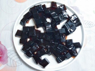 6、烧仙草红豆奶茶,把烧仙草切成大小相等的小正方形块备用！冬天可放外面，夏天最好放冰箱！