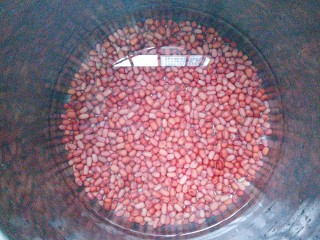 8、烧仙草红豆奶茶,将泡好的红豆加适量的水，加一块大坨冰糖，放入高压锅压15分钟！