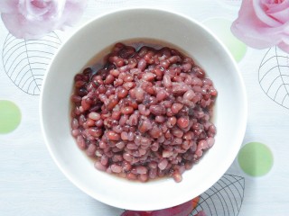 9、烧仙草红豆奶茶,把压好的红豆汤倒入另一个碗里，留红豆备用！