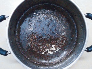 11、烧仙草红豆奶茶,把干红茶叶放入锅里，加适量的水，放灶上开大火烧开，熬五分钟左右！