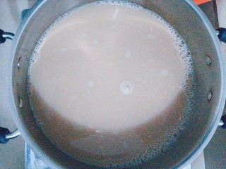 15、烧仙草红豆奶茶,把纯牛奶倒入过滤好的红茶水里一起熬煮开！