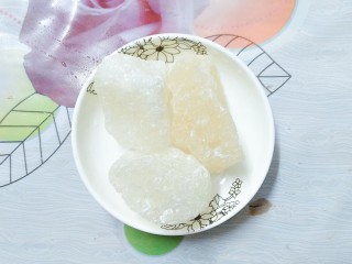 16、烧仙草红豆奶茶,最后加入三块大坨冰糖！搅拌至融化，即可关火！