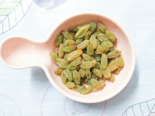 17、烧仙草红豆奶茶,准备好一小碗葡萄干！