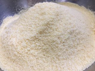 12、桂花玉米粉重阳糕,过筛后的糕粉均匀柔软。