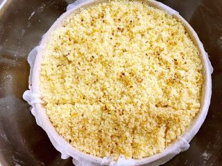 18、桂花玉米粉重阳糕,用尖刀将糕粉划成田字小方块，一来方便透气糯米糕熟的快，熟的透，另一方面，可以方便分块食用。