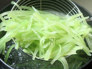 5、夏天小菜~凉拌莴笋,锅内放水,水开后倒入莴笋,水再次沸腾后再煮2分钟,捞起来;