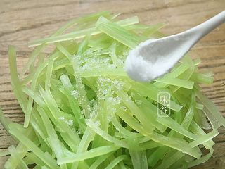 9、夏天小菜~凉拌莴笋,一小匙盐;