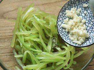 12、夏天小菜~凉拌莴笋,倒入蒜蓉;