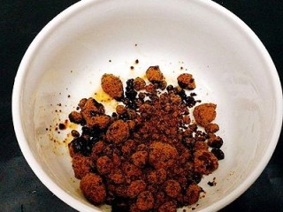 1、一锅出&小熊红糖馒头+红枣枸杞子银耳羹,取适量红糖