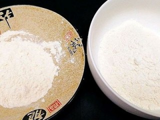 4、一锅出&小熊红糖馒头+红枣枸杞子银耳羹,面粉分两种和面 ，一种是红糖水和面，一种是清水和面
