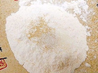 5、一锅出&小熊红糖馒头+红枣枸杞子银耳羹,白面团：面粉里加入白糖 ，发酵粉，搅拌均匀