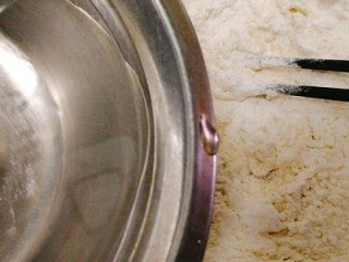 6、一锅出&小熊红糖馒头+红枣枸杞子银耳羹,加入清水拌成絮状