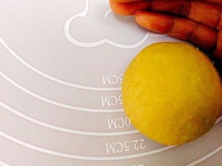 14、一锅出&小熊红糖馒头+红枣枸杞子银耳羹,红糖面团分几个大小差不多的小面团，搓圆 当小熊的头部