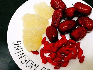 23、一锅出&小熊红糖馒头+红枣枸杞子银耳羹,准备好红枣，枸杞子，冰糖