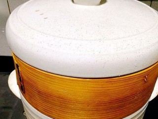 25、一锅出&小熊红糖馒头+红枣枸杞子银耳羹,二次发酵好了，直接两个齐上，大火煮开转中小火蒸15分钟，焖5分钟后馒头可以先出锅，