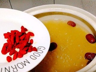 28、一锅出&小熊红糖馒头+红枣枸杞子银耳羹,加入枸杞子，再焖几分钟就可以出锅了，