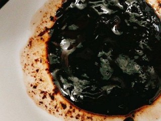 30、一锅出&小熊红糖馒头+红枣枸杞子银耳羹,取适量巧克力融化成酱