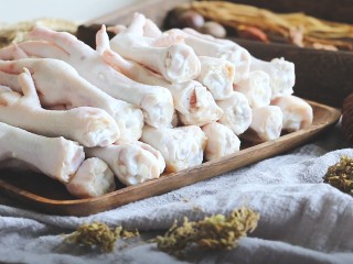 1、卤鸡爪,鸡爪洗干净备用