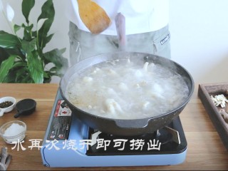 6、卤鸡爪,烧开后放鸡爪再次煮开
