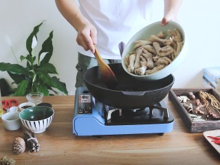 11、卤鸡爪,放入鸡爪上色三分钟